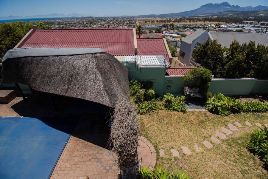 4 Bedroom Property for Sale in Mountainside Western Cape